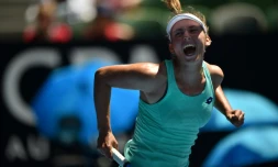 La Belge Elise Mertens exulte après sa qualification en demi-finale de l'Open d'Australie en éliminant l'Ukrainienne Elina Svitolina, le 23 janvier 2018 à Melbourne