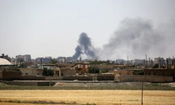 De la fumée au-dessus d'un quartier de Raqa lors de l'avancée des Forces démocratiques syriennes, le 7 juin 2017