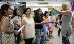 Chaque dimanche, des domestiques philippines se réunissent à Hong Kong pour chanter des airs qui leur rappellent les enfants qu'elles ont laissés au pays.