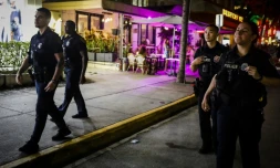 Des policiers en patrouille à Miami Beach pendant un couvre-feu imposé aprÚs des violences liées au "Spring break", le 24 mars 2022 en Floride