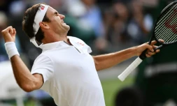 Roger Federer aprĂšs sa victoire en demi-finale de Wimbledon contre Rafael Nadal, le 12 juillet 2019