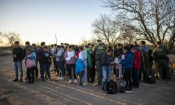 Un groupe de migrants intercepté par la police américaine aux frontiÚres aprÚs avoir traversé illégalement la riviÚre, le 4 février 2024 prÚs d'Eagle Pass, au Texas