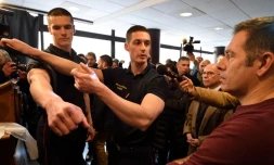Des pompiers font une démonstration de premiers soins à des volontaires devant le ministre de l'Intérieur Bernard Cazeneuve le 16 janvier 2016 à Paris