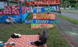 Un indépendantiste dans le quartier de RiviÚre Salée à Nouméa, le 12 juin 2024