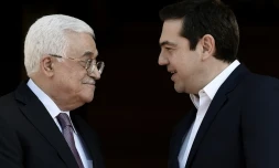 Le président palestinien Mahmoud Abbas (g) et le Premier ministre grec Alexis Tsipras, à Athènes, le 21 décembre 2015