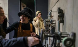 Des visiteurs écoutent de vieux enregistrements dans une exposition à Téhéran, le 4 février 2025
