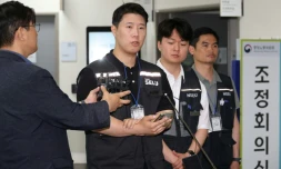 Choi Seung-ho (au centre), président du syndicat de Samsung Electronics, s'adresse aux journalistes à Sejong, en Corée du sud, le 20 mai 2026