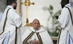 Le pape François (c) préside la messe de Pùques, le 31 mars 2024 sur la place Saint-Pierre de Rome