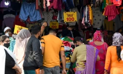 La foule se presse malgré la pandémie dans les allées d'un marché avant la grande fête hindoue de Diwali, à New Delhi le 12 novembre 2020