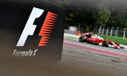Sebastian Vettel passe devant le logo de la Formule 1, le 2 septembre 2016 à Monza