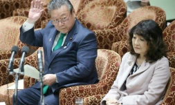 "Si un hacker vise ce ministre Sakurada, il ne pourra lui voler aucune information. Ăa pourrait bien ĂȘtre la meilleure des sĂ©curitĂ©s", a ironisĂ© un internaute Ă propos de Yoshitaka Sakurada, assis Ă gauche Ă cĂŽtĂ© d'une autre ministre, au Parlement japonais, le 14 novembre 2018 Ă Tokyo