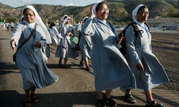 Des sœurs indonésiennes vivant au Timor oriental marchent sur l'esplanade de Taci Tolu, où le pape François dirigera une messe, avant sa visite à Dili, le 7 septembre 2024