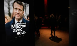 Affiche de campagne du président candidat Emmanuel Macron lors d'un meeting LREM au Dock des Suds à Marseille, le 12 mars 2022