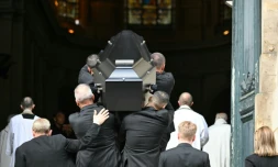 Le cercueil noir de Thierry Ardisson fait son entrée en l'église Saint-Roch à Paris le 17 juillet 2025
