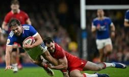 Le capitaine français Antoine Dupont plaqué par le Gallois Tomas Williams pendant le match du Tournoi des six nations samedi à Cardiff, au Pays de Galles.
