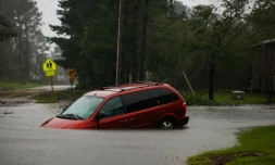 Une voiture abandonnée sur uen route inondée près de New Bern, ville de Caroline du Nord, le 14 septembre 2018 après le passage de l'ouragan Florence sur la côte sud-est américaine 