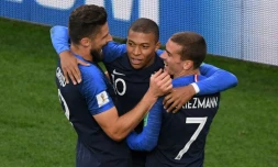 L'attaquant des Bleus Kylian Mbappé (c) félicité par ses coéquipiers Olivier Giroud et Antoine Griezmann après son but contre le Pérou, le 21 juin 2018 à Ekaterinbourg