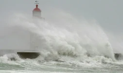 Une vague s'écrase sur le phare du Guilvinec lors d'une tempête, le 14 février 2014 dans le Finistère