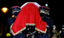 Des hommes de la Garde républicaine portent le cercueil de Maurice Genevoix au Panthéon, à Paris le 11 novembre 2020