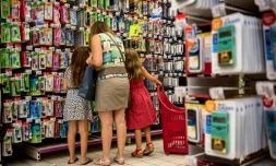 Selon l'Insee, les femmes consacrent quotidiennement quatre heures aux tâches ménagères et parentales, contre 2H13 pour les