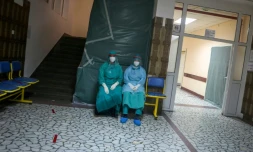 Des soignants dans le hall de l'hÎpital de chirurgie orthopédique Banjica, transformé en établissement consacré aux malades du Covid-19, à Belgrade le 14 juillet 2020,