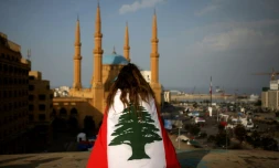 Un manifestant libanais s'enroule dans le drapeau de son pays, où la colère contre la classe politique locale ne désarme pas depuis un mois

