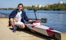 Le Français Christophe Gruault lors des préparatifs de son périple de plus de 2.000 km à bord d'un canot à rame, le 1er mai 2023 à Varsovie, en Pologne
