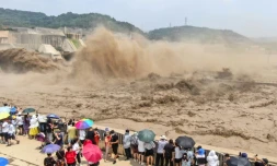De l'eau s'échappe du barrage de Xiaolangdi à Luoyang dans la province du Henan dans le centre de la Chine, le 5 juillet 2021