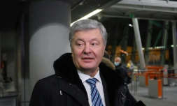 L'ex-président ukrainien Petro Porochenko à l'aéroport de Varsovie, avant d'embarquer à bord d'un vol pour Kiev, le 17 janvier 2022