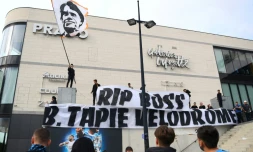 Des supporters marseillais rendent hommage à Bernard Tapie, en déployant une banderole dimanche 3 octobre à Marseille