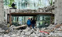 Des secouristes dans un hôtel détruit à Jiuzhaigou, dans la province du Sichuan en Chine, le 10 août 2017, après un puissant séisme