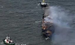 De la fumée s'élève du cargo MV Solong, en mer du Nord, au large de Withernsea, au lendemain de sa collision avec le pétrolier MV Stena Immaculate, le 11 mars 2025 dans l'est de l'Angleterre