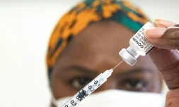 Une soignante prépare une dose du vaccin anti-Covid Pfizer/BioNTech au Marigot, côte nord-est de La Martinique, France,  le 30 août 2021
