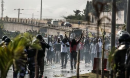 Des partisans de Jean Ping font face aux policiers anti-émeutes, à Libreville, le 31 août 2016