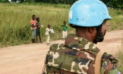 Un Casque bleu de la Minusca sur la route vers Koui, en Centrafrique, le 24 septembre 2020