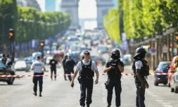 Des policiers sur l'avenue des Champs Elysées le 19 juin 2017