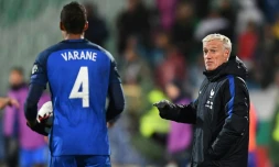 Le sélectionneur des Bleus Didier Deschamps parle avec Raphaël Varane lors du match face à la Bulgarie en qualif pour le Mondial-2018, le 7 octobre 2017 à Sofia