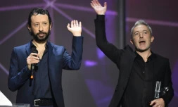 Jean-Philippe Nataf (g) et Jean-Christophe Urbain (d) des Innocents, le 12 février 2016 sont récompensés aux Victoires de la Musique, à Paris