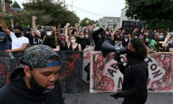 Des manifestants à Louisville, dans le Kentucky, le 23 septembre 2020, après l'annonce de l'inculpation de l'un des trois policiers impliqués dans la mort de Breonna Taylor