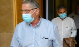 Les anciens pilotes Bruno Odos (d) et Pascal Fauret arrivent au tribunal d'Aix-en-Provence pour leur procès dans l'affaire "Air cocaïne", le 7 juin 2021