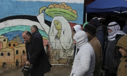 Des Palestiniens marchent dans les rues de Ramallah, en Cisjordanie occupée, le 24 janvier 2020