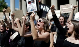 Des féministes manifestent contre la nomination de Gérald Darmanin prÚs du ministÚre de l'Intérieur à Paris le 7 juillet 2020