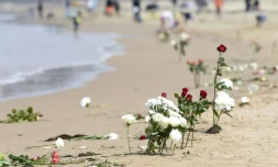 Des fleurs déposées sur la plage des Sables d'Olonne, le 10 juin 2019, en hommage aux trois sauveteurs de la SNSM morts en portant secours à un chalutier