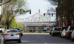 Les forces de l'ordre sur le site d'une fusillade dans le centre de Louisville, dans l'Etat américain du Kentucky, lundi 10 avril 2023