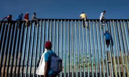 De petits groupes de migrants sont arrivés à la frontiÚre américano-mexicaine, du cÎté des plages de Tijuana (Mexique), le 13 novembre 2018