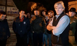 Stéphane Le Foll (d), ministre de l'Agriculture, discute avec des agriculteurs en colÚre venus manifester devant chez lui au Mans le 21 février 2016