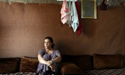 Jihane Qassem, une Yazidie de 18 ans, est assise dans un bùtiment abandonné à Baadre, une localité du nord de l'Irak, le 25 juin 2019