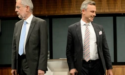 Le candidat Ă©cologiste Alexander Van der Bellen (g) et le candidat d'extrĂȘme droite Noebert Hofer Ă  leur arrivĂ©e sur un plateau de tĂ©lĂ©vision Ă  Vienne, le 27 avril 2016