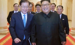 Photo diffusée le 6 septembre 2018, montrant le dirigeant nord-coréen Kim Jong Un (D) et Chung Eui-yong (G), le conseiller à la sécurité nationale du chef de l'Etat sud-coréen, lors d'une rencontre à Pyongyang 

