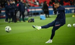 Kylian Mbappé à l'échauffement avec le Paris SG avant un match de L1 contre Saint-Etienne au Parc des Princes le 26 février 2022